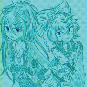 マイクを持った初不動と、肩掛けキーボードを持った初小夜